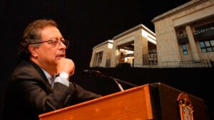 Petro enfrente al Palacio de Justicia de Colombia